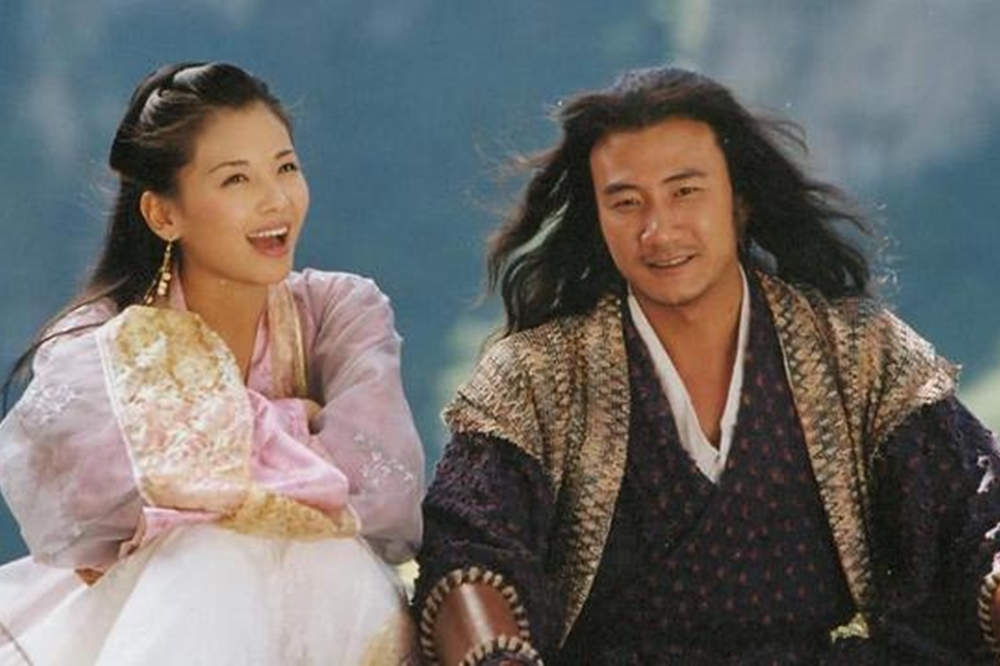 2003年版《天龍八部》電視劇，由陳好（左）和胡軍飾演阿紫和蕭峯（圖片取自網路）