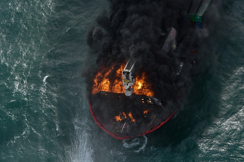 斯里蘭卡外海貨櫃輪起火。（湯森路透）