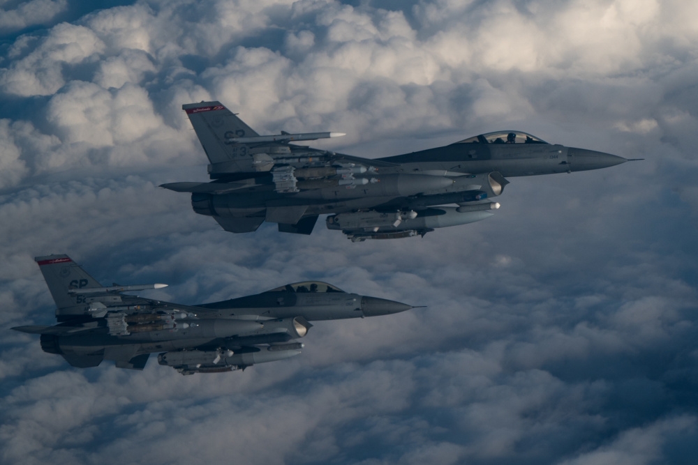 執行飛行任務的F-16戰機。（圖片取自美國空軍）