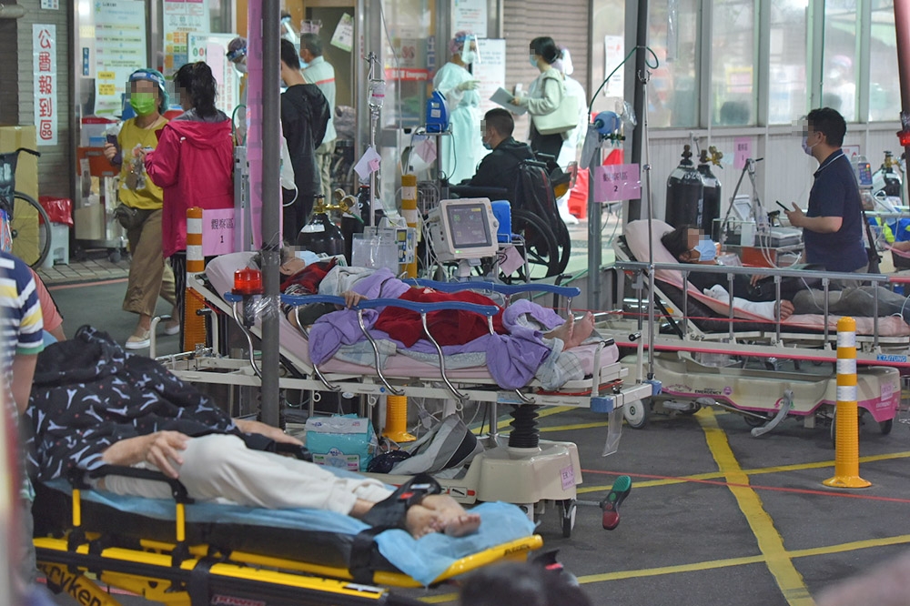 根據網路瘋傳的影片，《上報》31日赴衛福部台北醫院，急診室旁確實架設雨棚當作臨時等待及觀察區，要求疑似確診者在進急診室前須先採檢。（蔣銀珊攝）