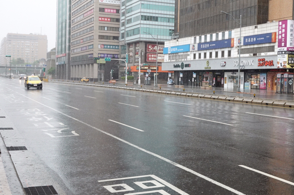 氣象達人彭啟明也指出，6月1日起鋒面將北抬略遠離台灣，雨勢略減小。（資料照片／王侑聖攝）