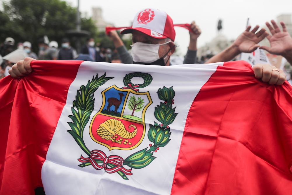 秘魯民眾持國旗參與造勢活動（湯森路透）。