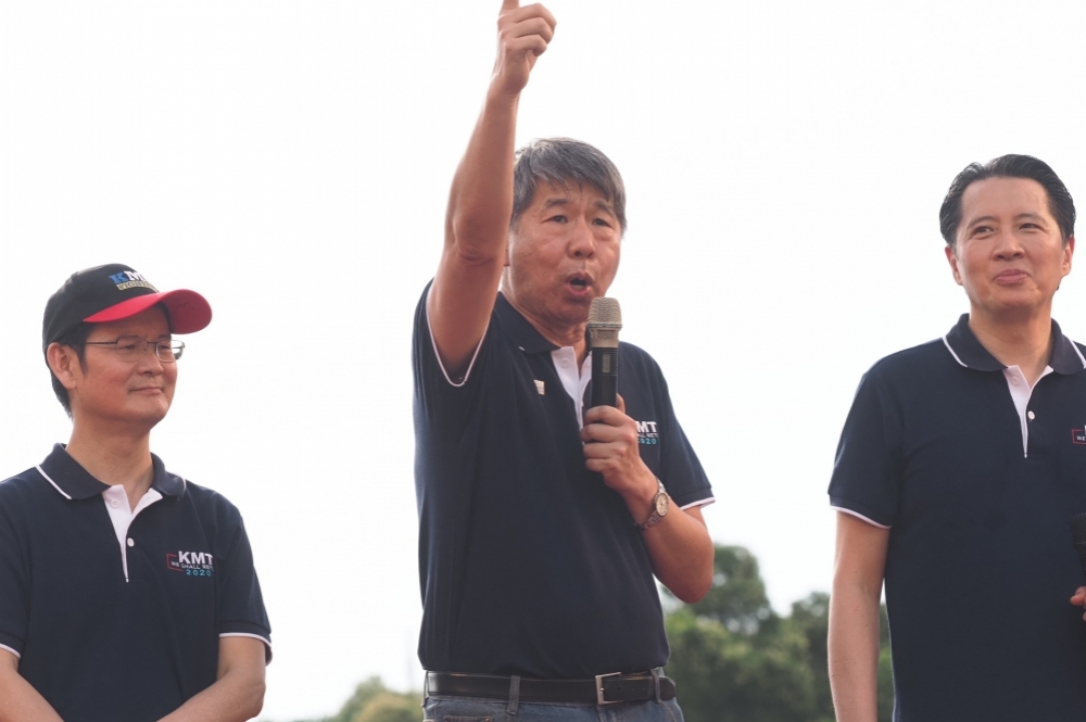孫文學校校長張亞中（圖）稱欲捐贈BNT和中國國藥疫苗各500萬劑，但被已讀不回，陳時中1日表示沒看到正式文件。（資料照片／張家銘攝）