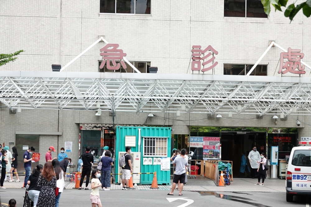 台北市大安分局共2人染疫，目前送至亞東醫院急診戶外觀察室等待安排入院。（資料照片／王侑聖攝）