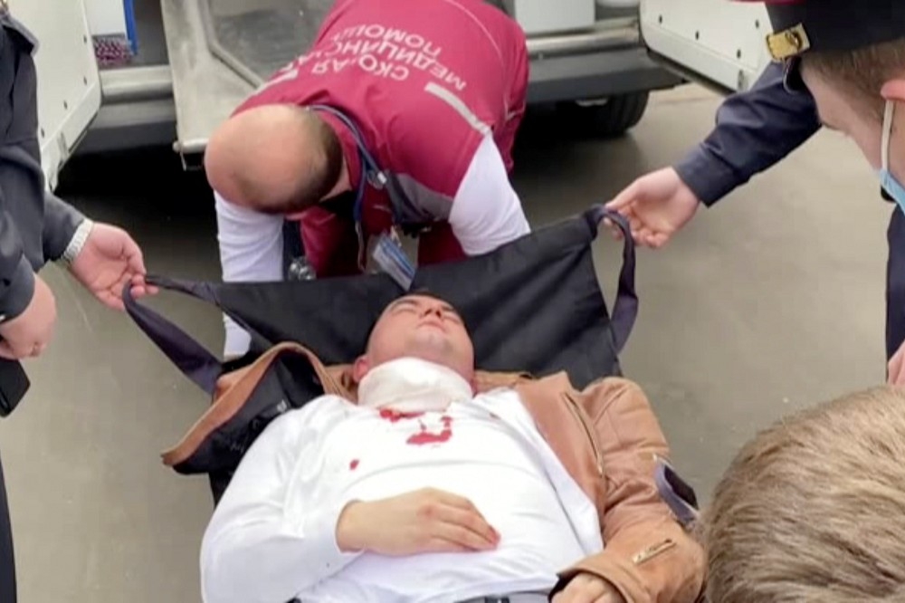 白俄羅斯異議分子拉提波夫被送上救護車。（湯森路透）