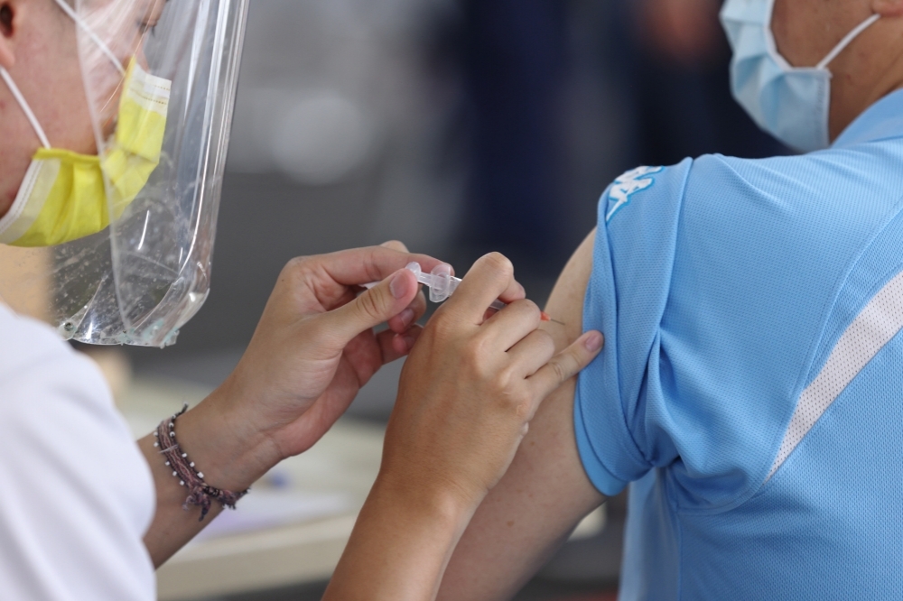 中央疫情指揮中心於2日宣布，國內出現首例接種AZ疫苗併發血栓不良事件。圖非當事者。（資料照片／陳愷巨攝）