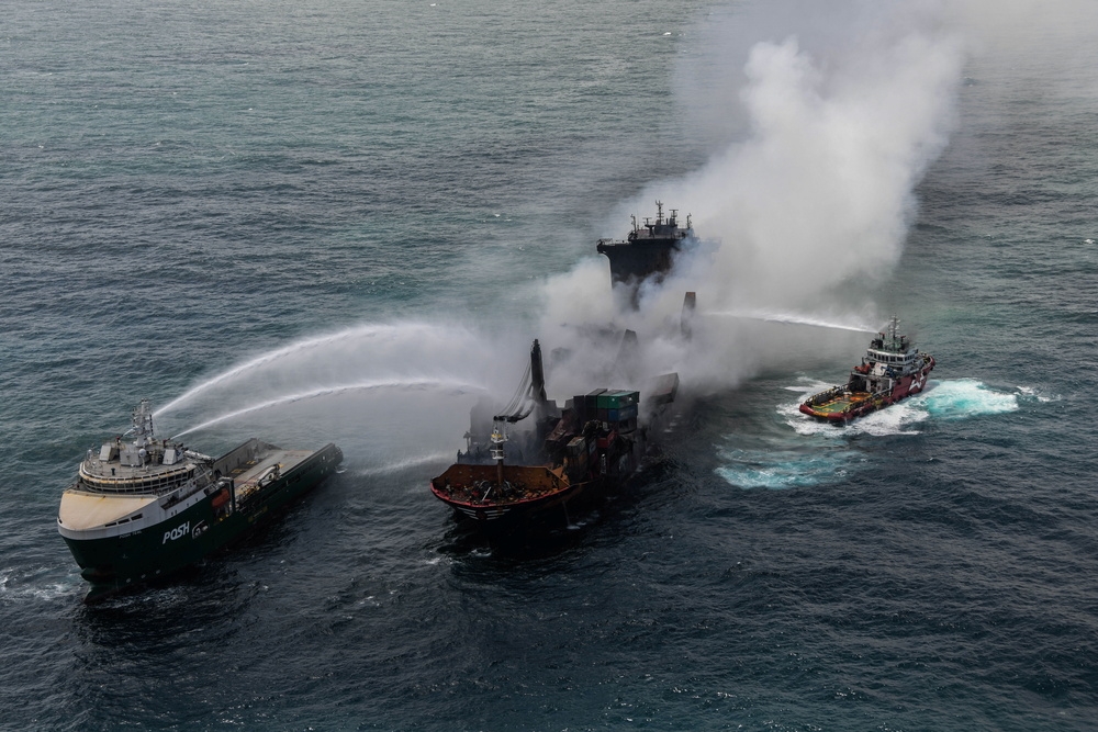 新加坡籍貨輪在斯里蘭卡外海起火，造成大批載運化學物質落海。（湯森路透）