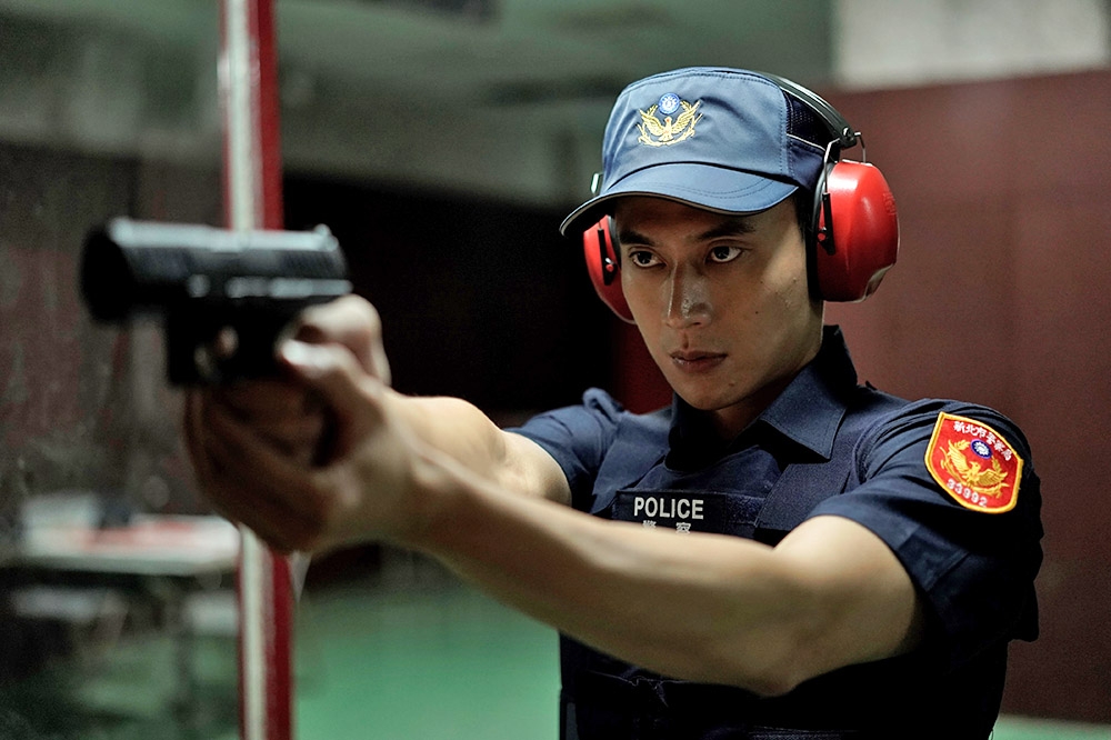 劉冠廷在《第三佈局 塵沙惑》扮演警察，少不了開槍射擊的畫面。(CATCHPLAY提供）