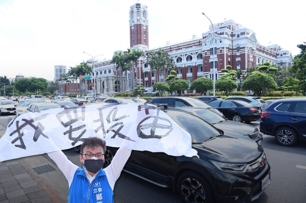 藍委鄭正鈐3日號召抗議車輛塞爆總統府前道路。（張哲偉攝）