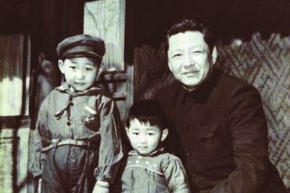 1958年，習仲勛（右）與習近平（左一）合影。（維基百科）