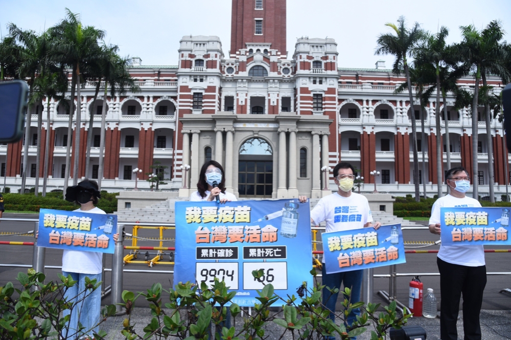 國民黨團發動「我要疫苗，台灣要活命！」繞行總統府活動，呼籲政府「不要再擋疫苗」。（張哲偉攝）