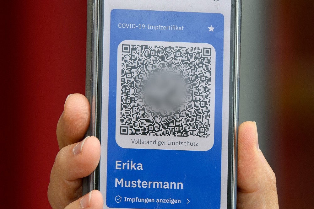 一名用戶正在展示數位疫苗護照的QR code。（湯森路透）