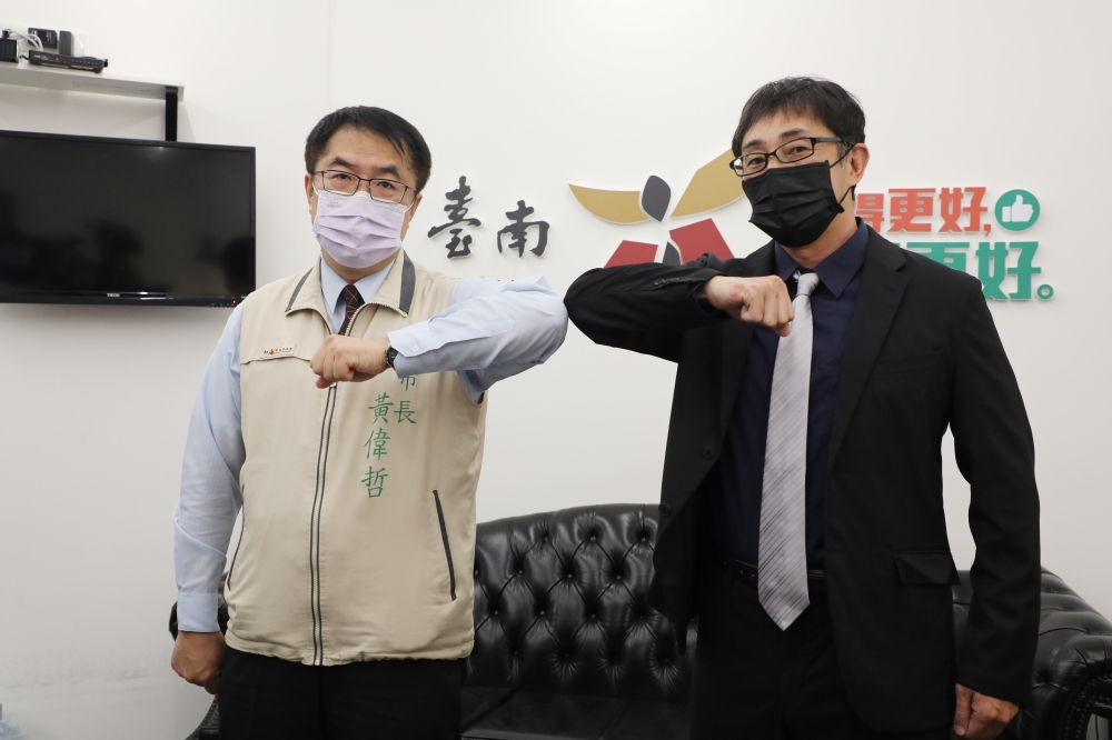 台南市日本人協會理事長野崎孝男(右）感謝市長黃偉哲提供日僑優先施打日本送來的疫苗。（台南市政府提供）