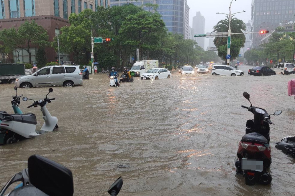 台北101大樓周邊道路淹水嚴重，幾乎都變成大片泥流。（取自臉書爆廢公社）