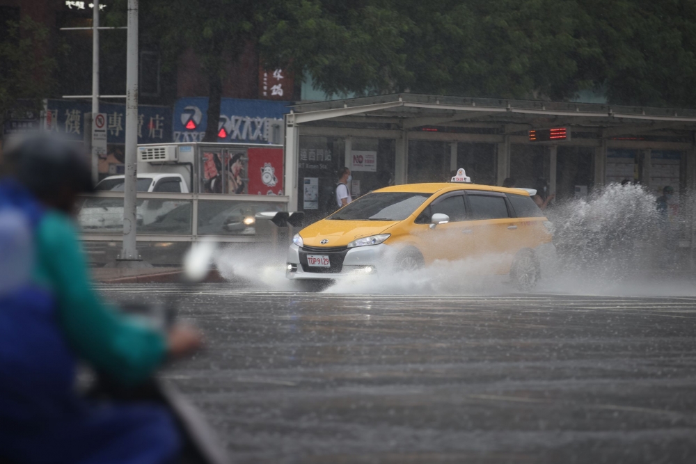 台北市4日午後出現強降雨，部分路段出現積水嚴重狀況，令民眾苦不堪言。（陳愷巨攝）