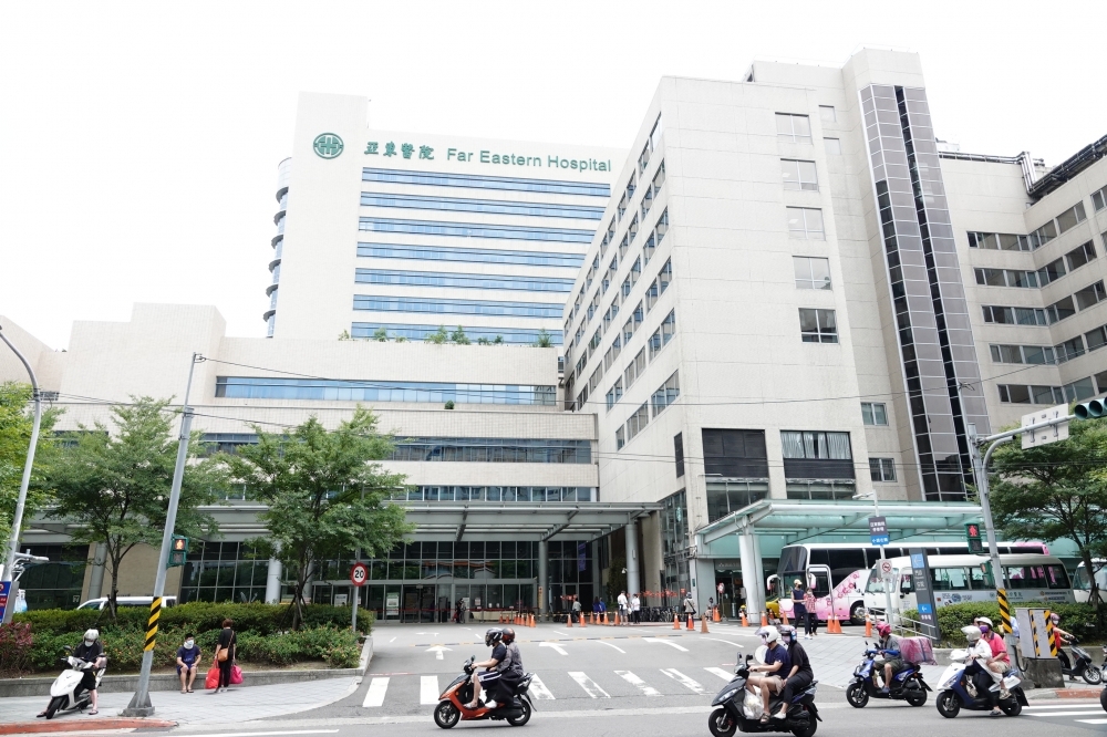 亞東醫院4日傳出確診者攻擊醫護後落跑，所幸該男PCR結果為陰性並為確診。（資料照片）