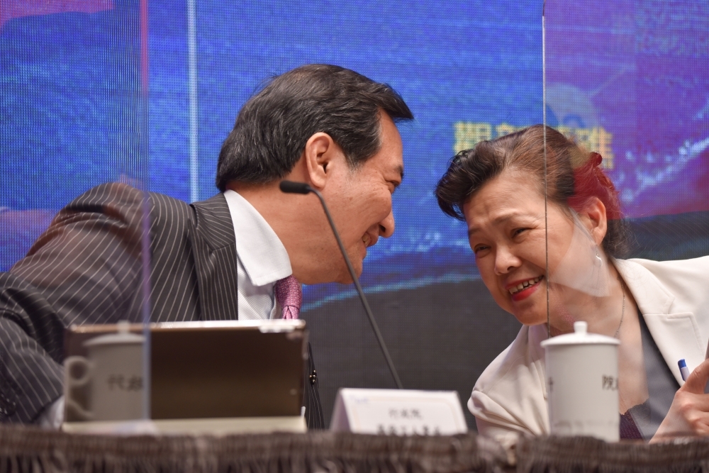 經濟部長王美花（右）被質疑在隔離期間還赴行政院開院會，恐有觸法之虞。（資料照片／蔣銀珊攝）