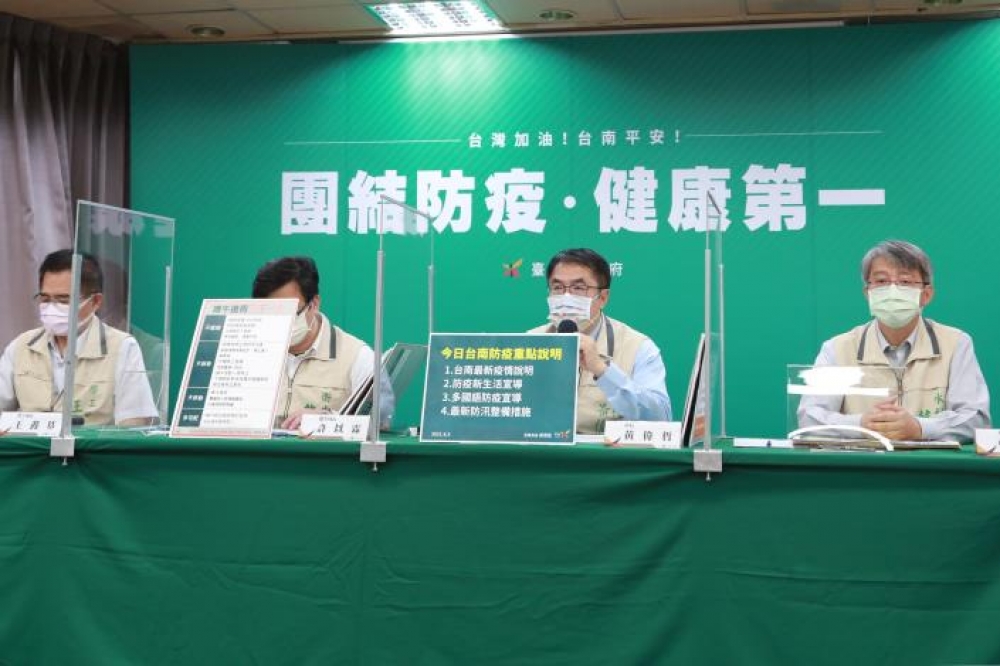 台南市長黃偉哲表示，將要求勞工局會同衛生局對移工宿舍及大型移工場所進行稽查，另也預先調查園區防疫第一線相關人員，希望未來疫苗一到，能加速接種效率。（台南市政府提供）
