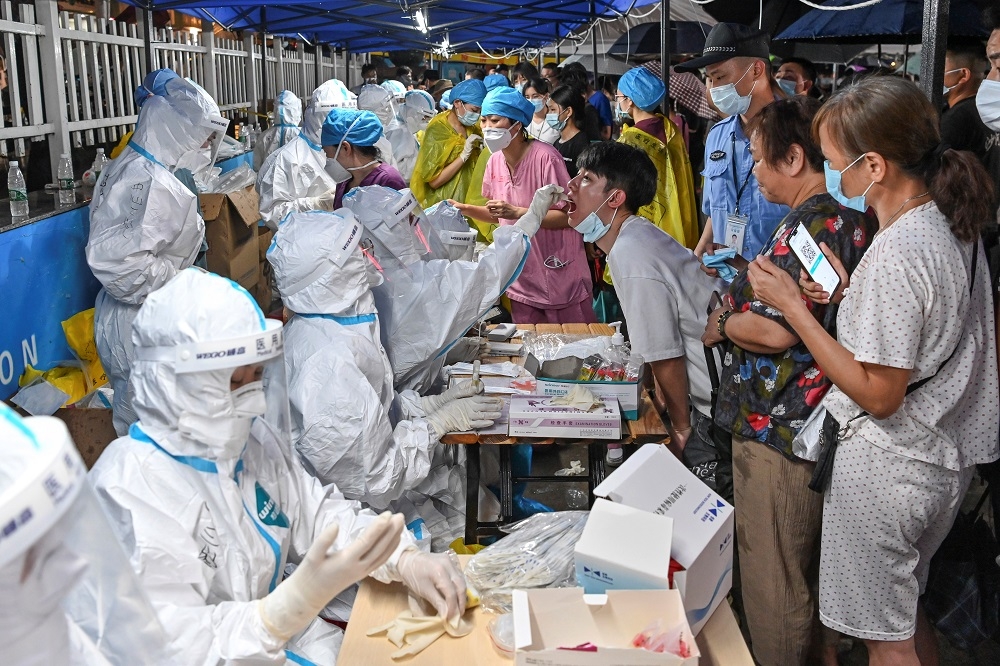 廣東省疫情再升級，地方政府全面加強核酸檢測。（湯森路透）