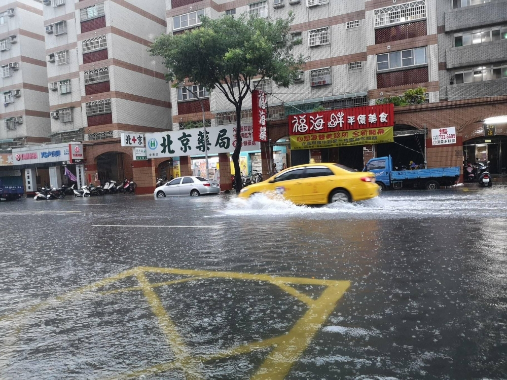 高雄地區雷雨狂炸，鳳山（圖）、苓雅區時雨量高達90.5毫米。（取自高雄大小事臉書）