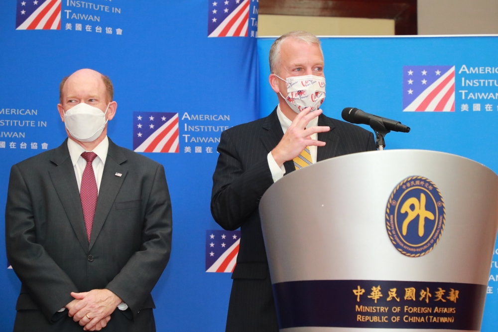3名美國參議員訪台並宣布美國將援助75萬劑疫苗，共和黨參議員蘇利文（右）特別戴上台灣贈予美國「來自台灣的愛」特製口罩，強調此行是為報答。（外交部提供）