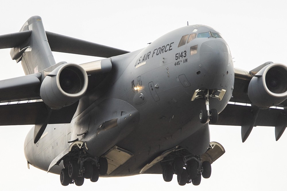 美國空軍的C-17重型軍用運輸機，首度降落台灣的松山機場，引發熱議。（湯森路透）