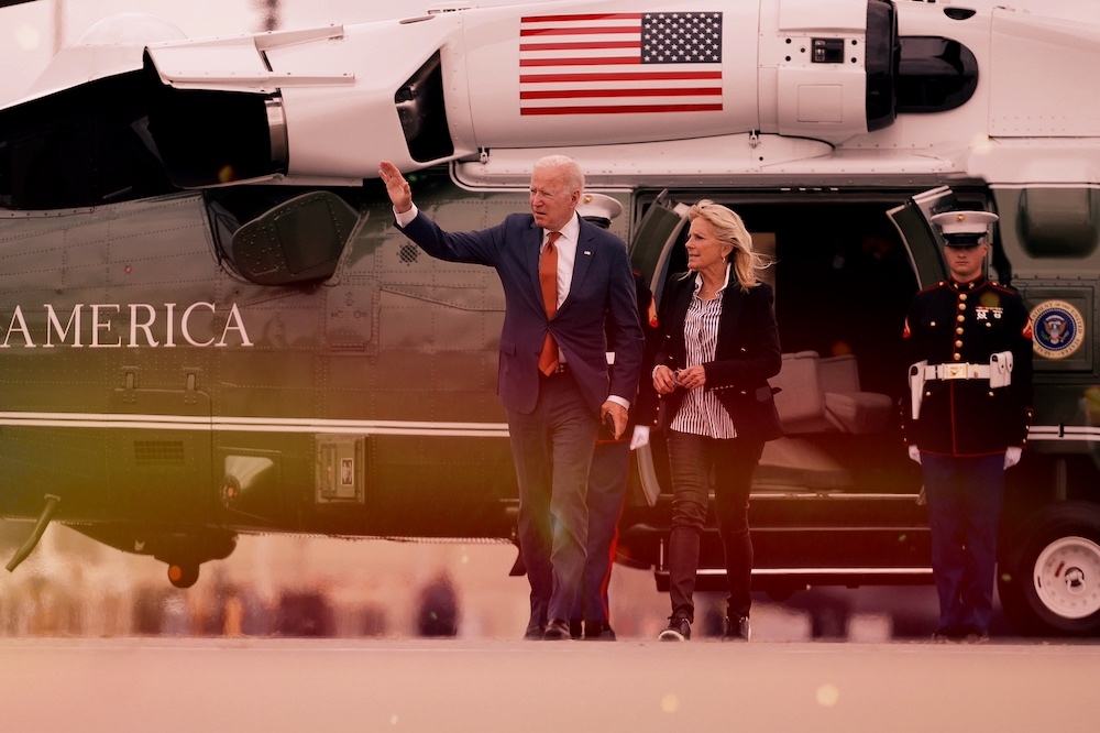 6月4日於德拉瓦多佛空軍基地，美國總統拜登與第一夫人吉兒結束慶生假期，從陸戰隊一號直升機下機，欲轉乘空軍一號飛機返回華府。（湯森路透）