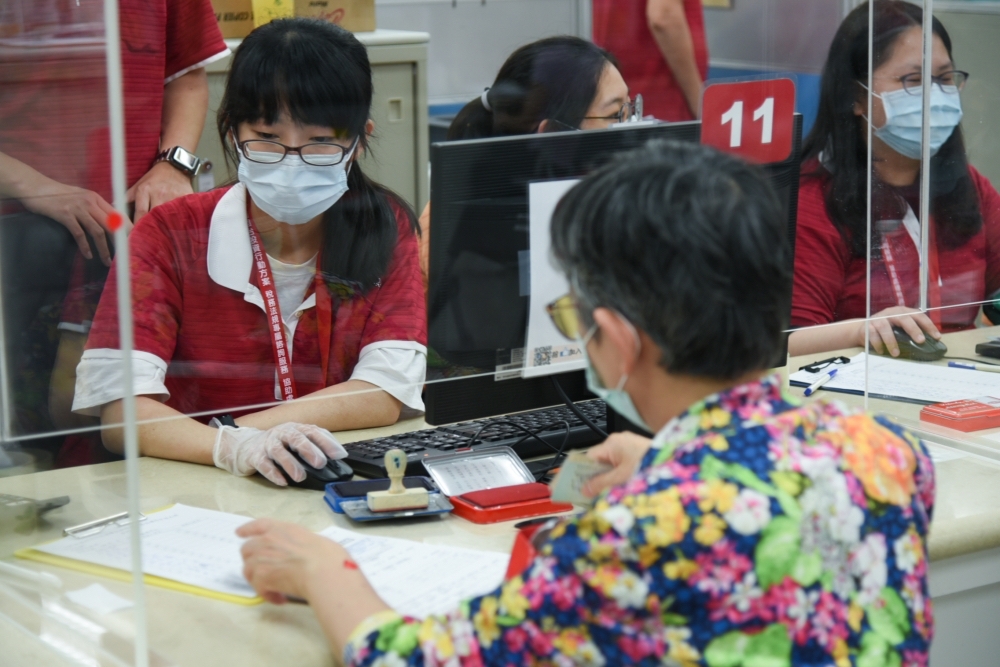 2021年報稅延長至6月底止，但全國三級警戒延長至28日，國稅局暫停臨櫃服務是否延長，財政部表示正審慎評估中。（資料照片／蔣銀珊攝）