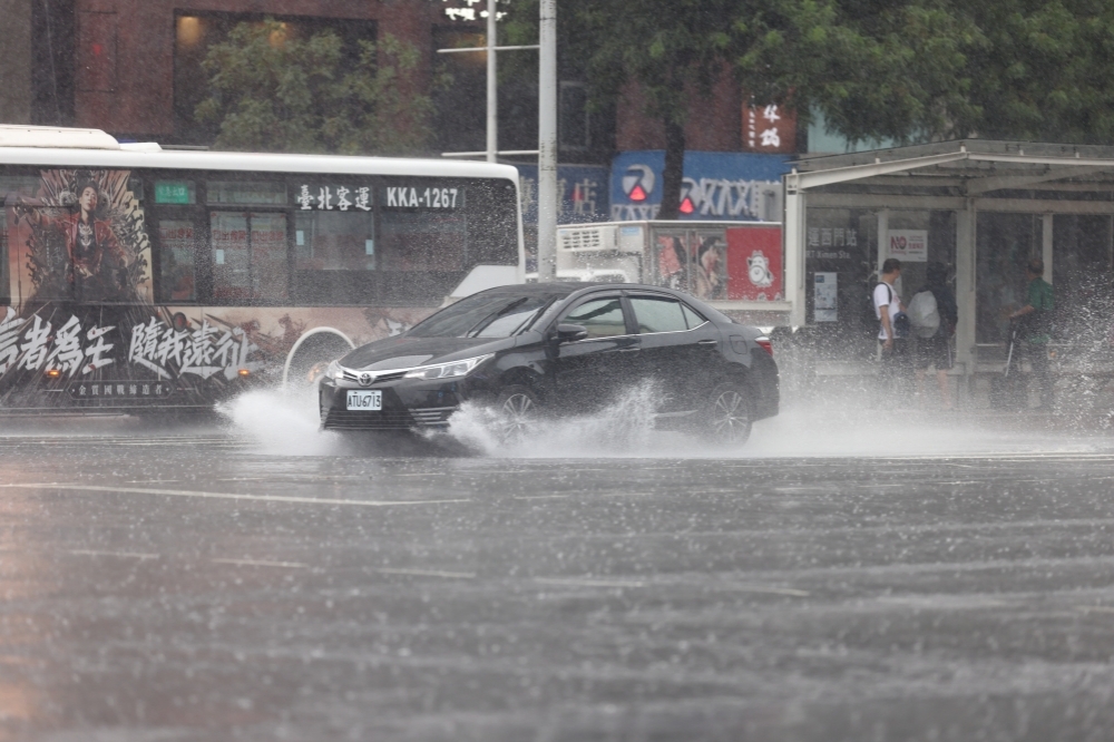 中南部地區今天（8日）仍有局部大雨發生的機率。（資料照片／陳愷巨攝）