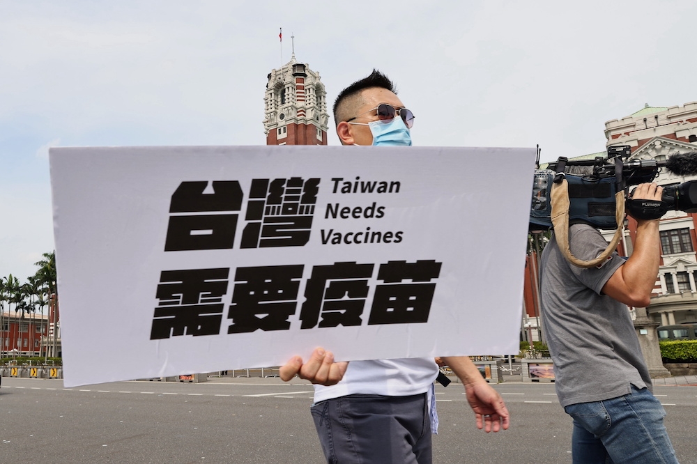 台灣疫情發威後陷入疫苗短缺困境。（湯森路透）