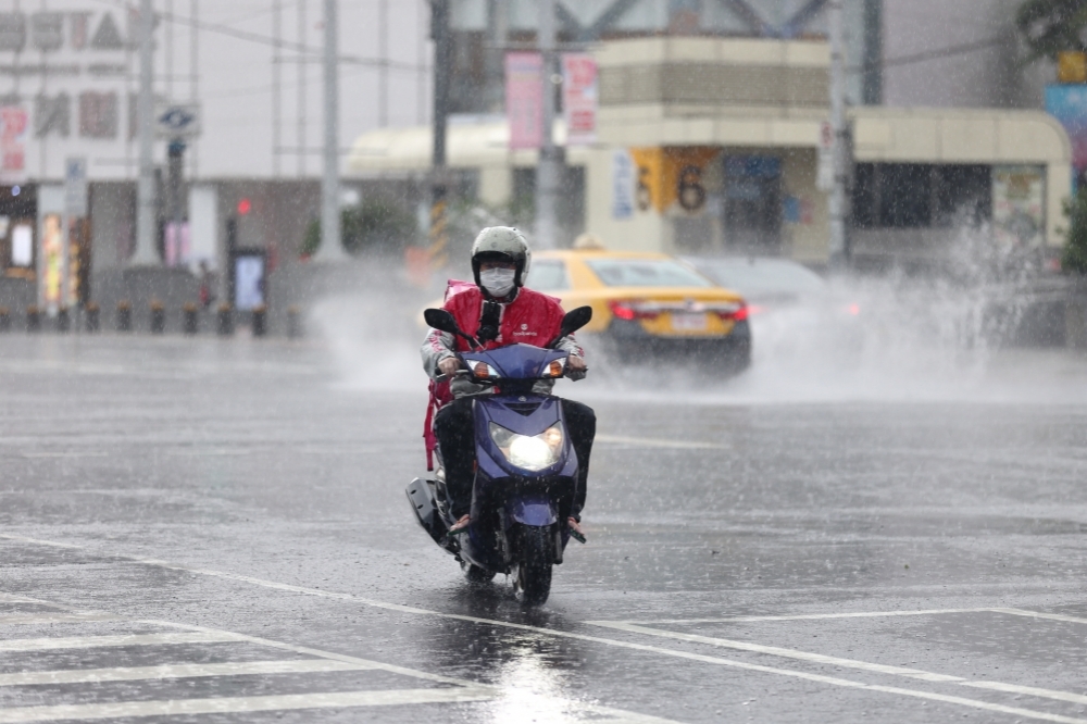 氣象局8日針對台北市等14縣市發布大雨特報。（資料照片／陳愷巨攝）