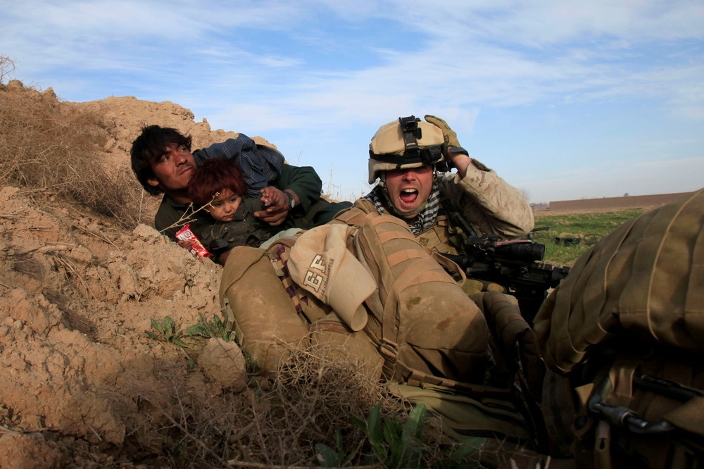 保護阿富汗當地民眾與幼童的美軍官兵。（湯森路透）