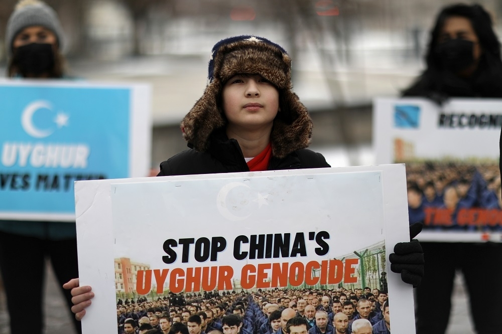 中共「漢化新疆」政策，慢慢就變成今天的「維吾爾族種族滅絕」政策。（抗議中共種族滅絕活動／湯森路透）