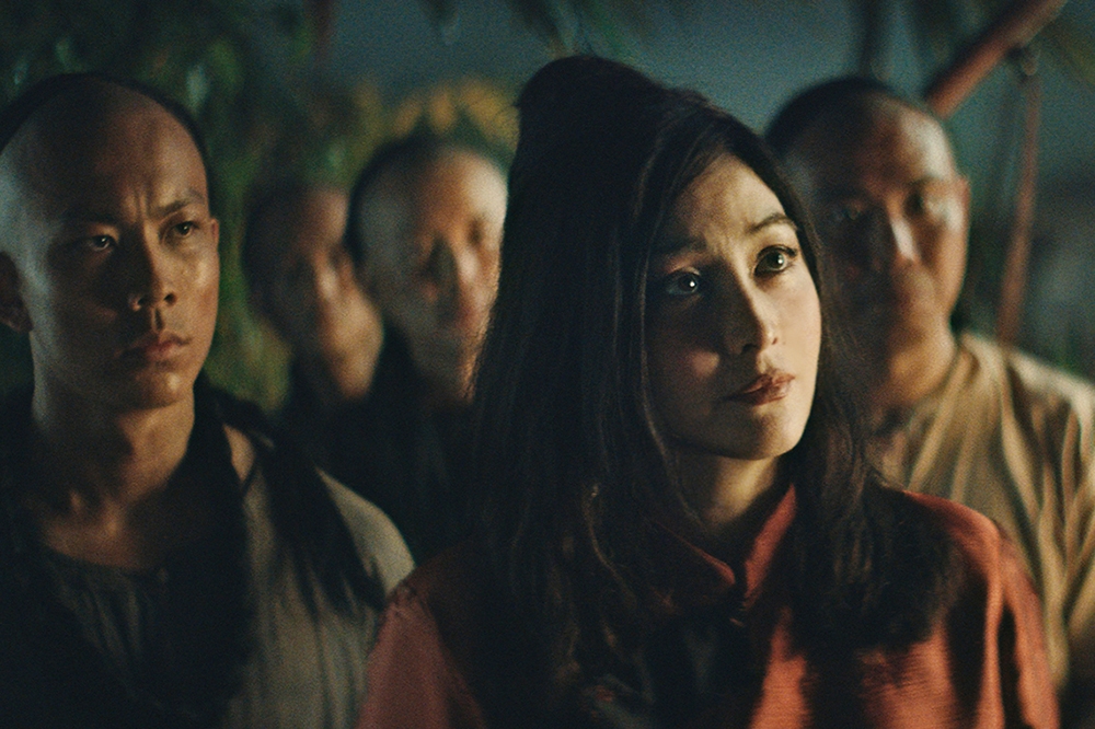 何超儀在《Edge of The World 》扮演幫派女首領，角色需要以中文、英文、馬來西亞土語等多種語言詮釋，讓她大展語言天賦。（852 Films提供）