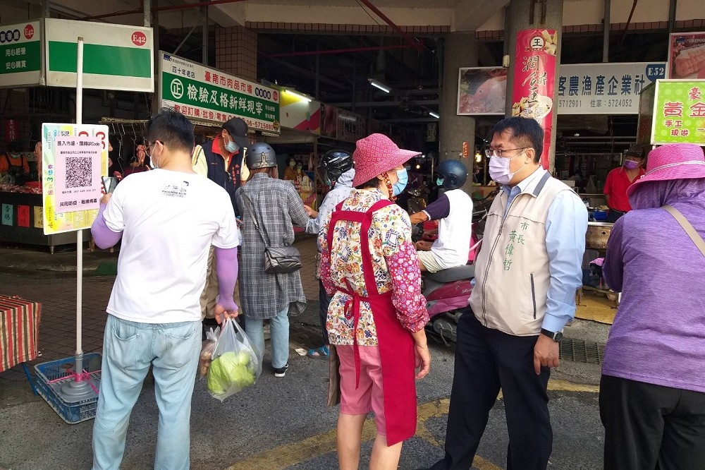 端午節將近，台南市長黃偉哲9日表示，台南市目前共117處公、民有市場全面推行QR碼實聯制。（取自黃偉哲臉書）