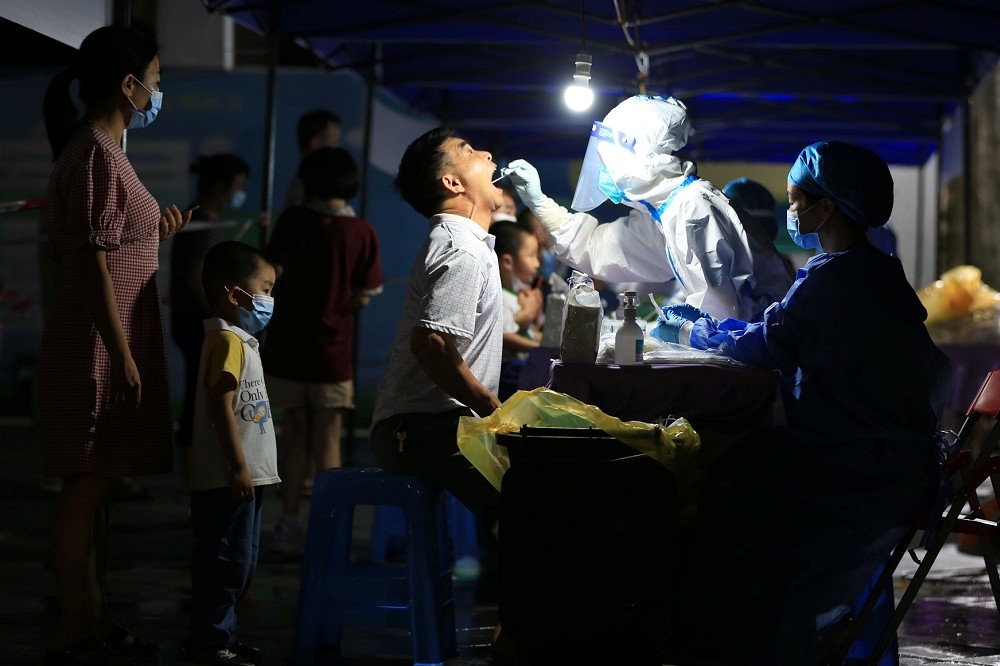 疫苗接種率超過66%的廣州已經封鎖荔灣、南沙等數個城區，並在全省抽調醫務人員趕赴廣州支援。（湯森路透）