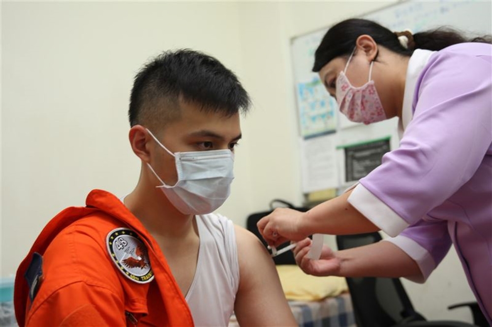 空軍司令部松山指揮部9日晚上表示，再增加4人確診。圖為軍醫護機動施打疫苗。（中華民國空軍提供）