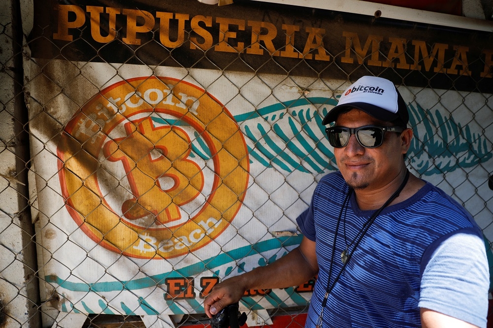 薩爾瓦多民眾正在操作比特幣系統進行付款。（湯森路透）