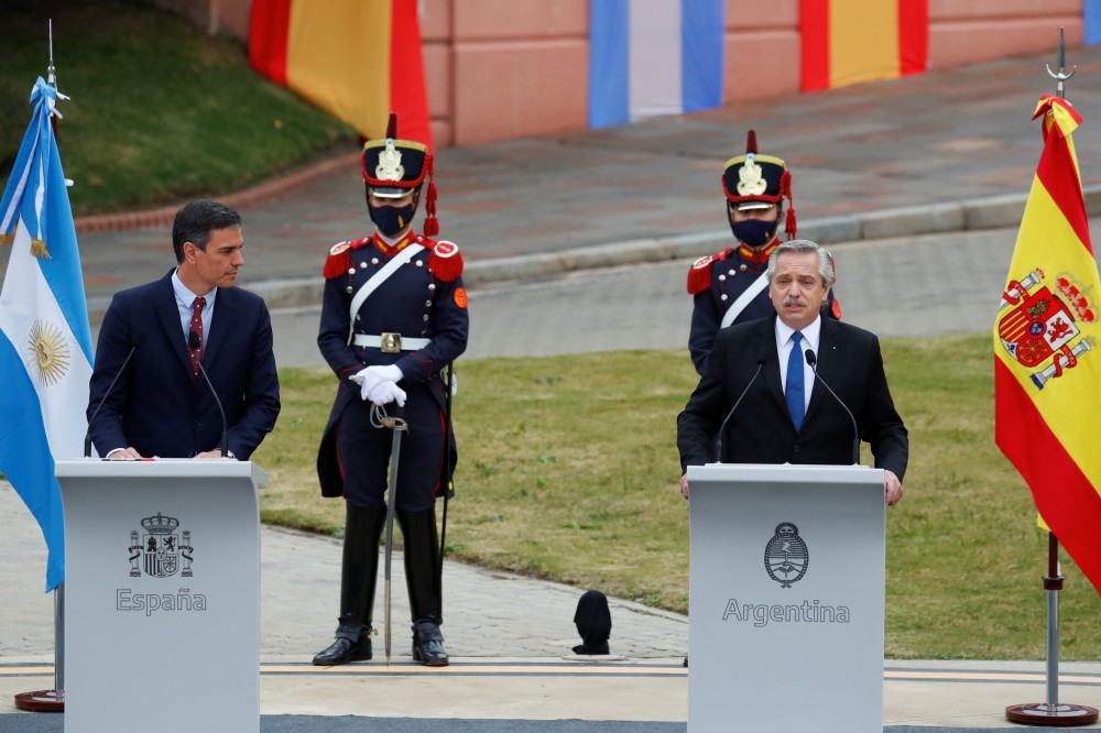 阿根廷總統費南德茲（右）與西班牙總理桑切斯（左）。（湯森路透）