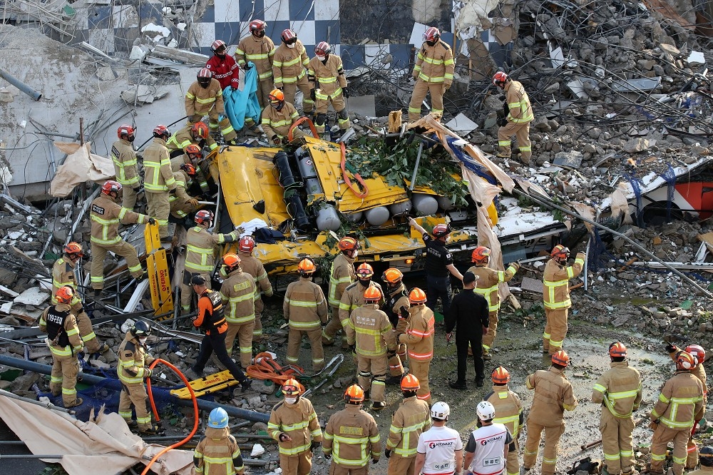韓國光州市一棟大樓拆遷到一半倒塌。