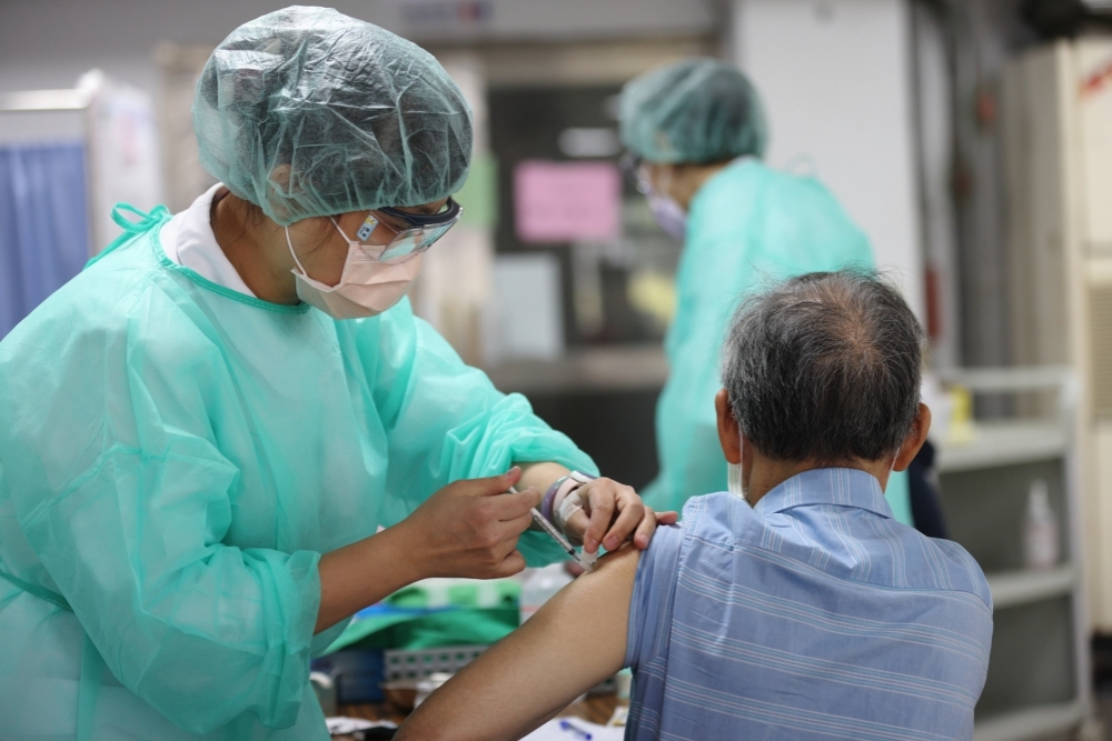 針對台北市上午對新冠肺炎疫苗接種相關言論，指揮中心指出，疫苗接種政策為全體國民重要權益，如有違法將嚴正法辦。（資料照片／陳愷巨攝）
