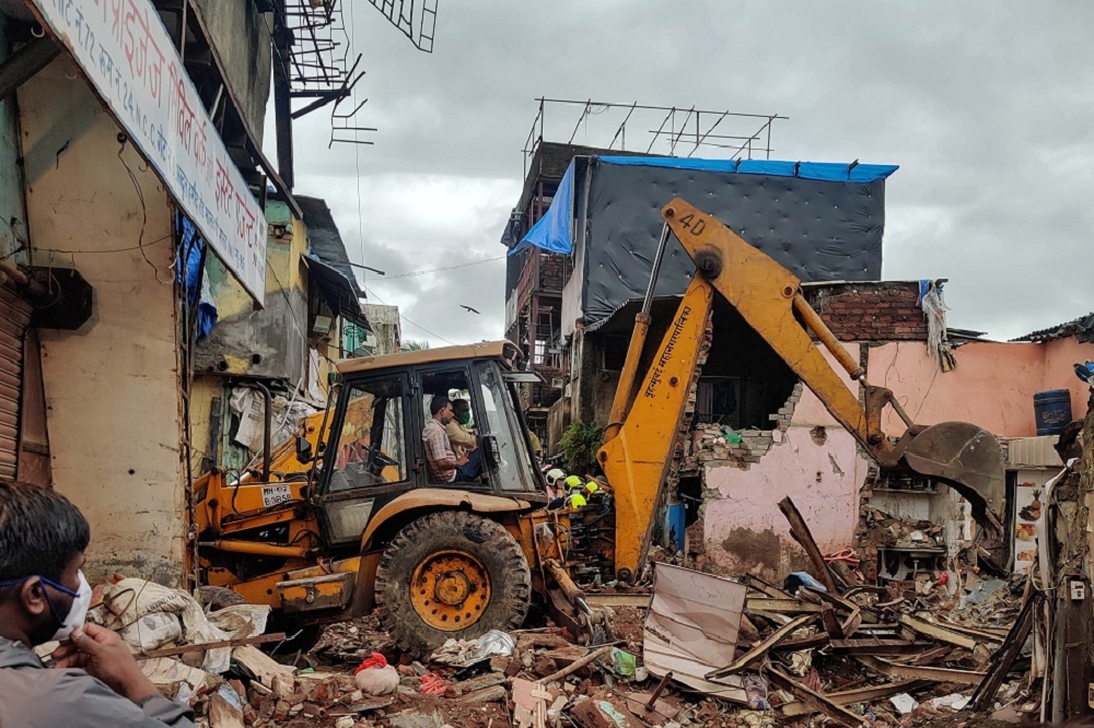 孟買住宅區房屋坍塌造成11死，其中8名為兒童。（湯森路透）