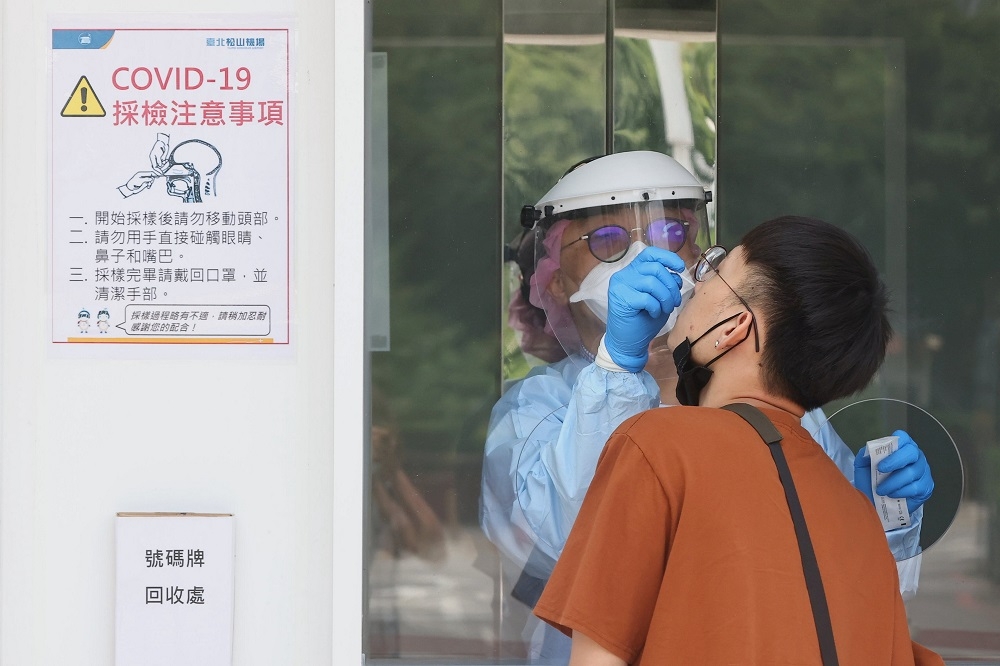 為因應第二波疫情，台灣當局擴大病毒篩檢，以有效防堵病毒鏈持續傳播。（湯森路透）