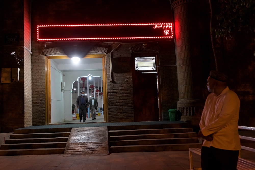 中國新疆人權迫害爭議不斷。圖為2021年4月29日，穆斯林齋戒晚禱後離開新疆和田市加曼清真寺（Hotan Jiaman Mosque）畫面。（湯森路透）