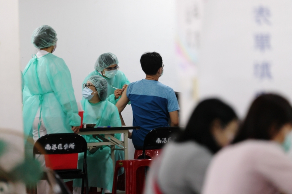 日本贈124萬劑宣布完成檢驗封緘，原定15日開打，未料，疫苗11日晚間就可提前配送地方大反彈作業太趕了。（陳愷巨攝）