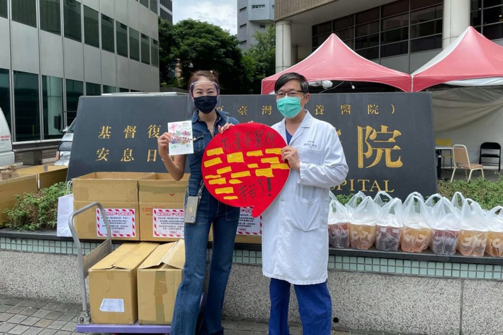 賈永婕（左）近日發起藝人一起捐便當給醫護人員活動，如今也火速募款超過6800萬，送上醫護人員最需要的高流量氧氣鼻導管全配系統。（取自賈永婕臉書）