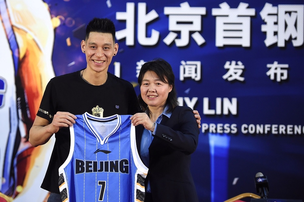 華裔籃球明星林書豪宣佈，他將重新加盟老東家北京首鋼。圖為2019年簽約儀式。（湯森路透）