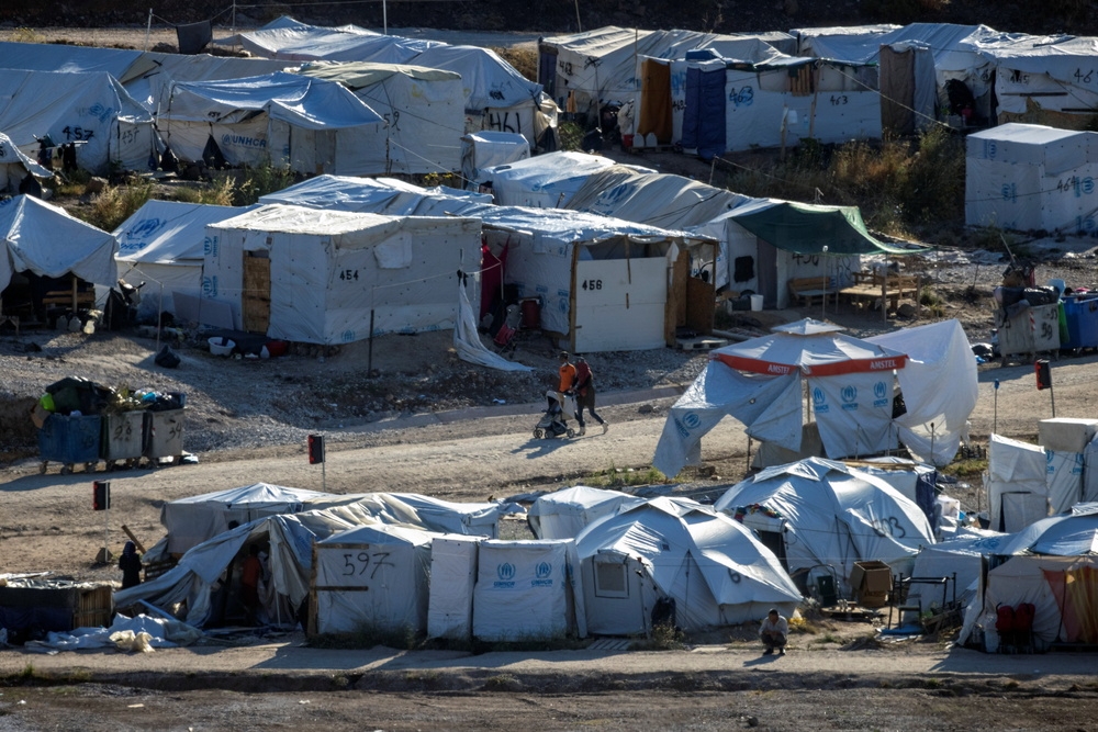 數月前遭人縱火燒毀的希臘摩利亞難民營，如今緊急用帳篷安置難民。（湯森路透）
