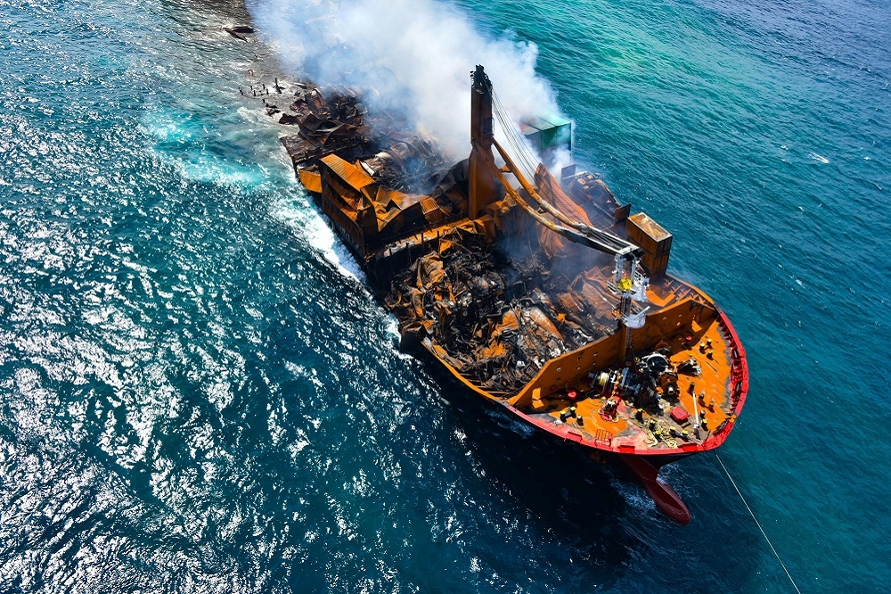 斯里蘭卡外海，一艘新加坡貨輪起火燃燒。（湯森路透）