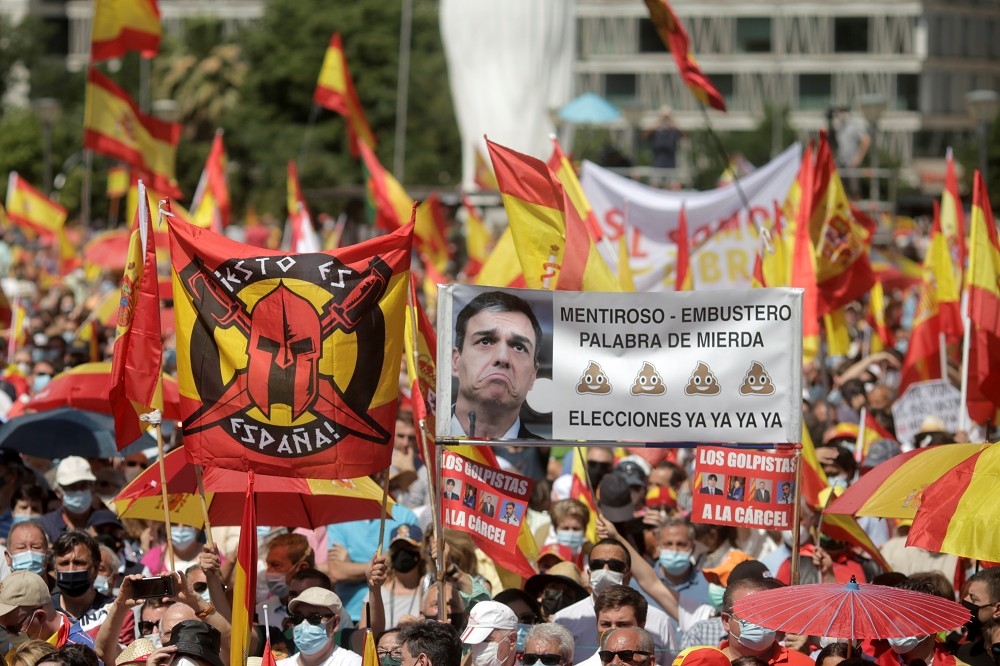 西班牙民眾抗議政府計畫特赦分離主義領袖。（湯森路透）